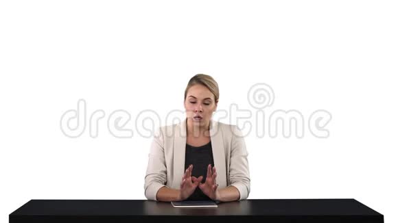 一位女性新闻播音员在她的背后添加你自己的文字或图像屏幕白色背景视频的预览图