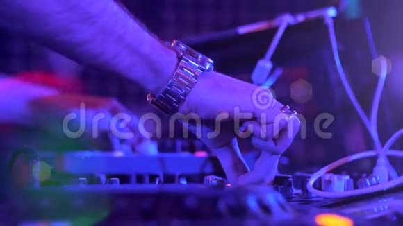 DJ在夜总会聚会上表演的手迪斯科舞厅灯视频的预览图