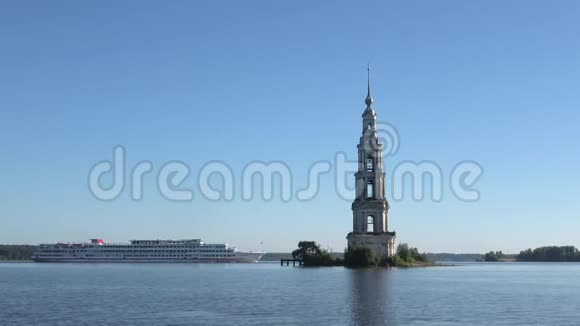 船经过圣尼古拉大教堂被淹的钟楼Kalyazin视频的预览图