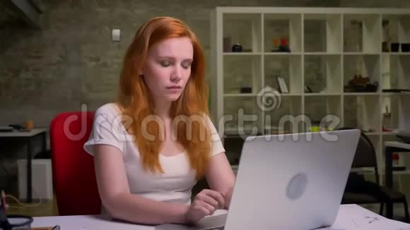 疲惫的白种人生姜女孩看着紧张的屏幕他的笔记本电脑坐在室内轻罗德视频的预览图