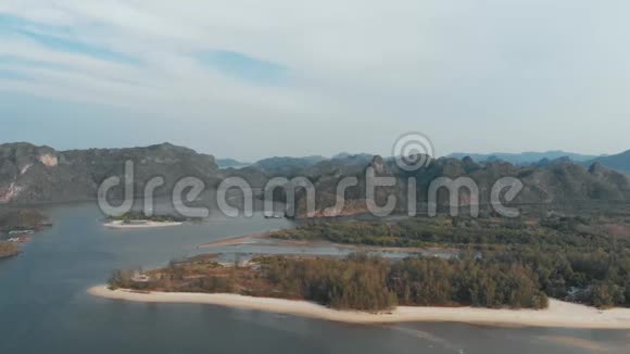 马六甲海峡山之间的海潮荒野靠近坦戎鲁海滩兰卡维马来西亚视频的预览图
