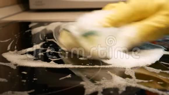 平板滚刀清洗海绵用洗涤剂清洗电炉的滚刀关门视频的预览图