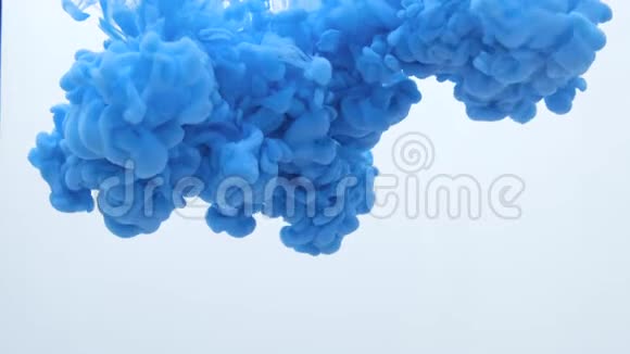 蓝色油漆墨水滴在水中慢动作视频与复制空间英气云在水下旋转摘要视频的预览图