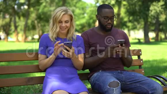 快乐的一对夫妇在智能手机上网上看有趣的视频一起笑视频的预览图