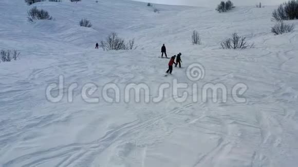 许多人在山上自由活动大雪纷飞空中拍摄4k片视频的预览图
