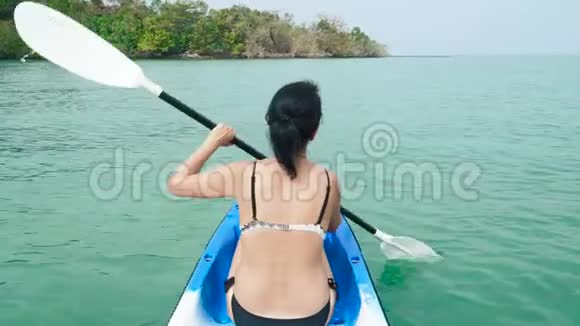 女人在海里皮划艇视频的预览图