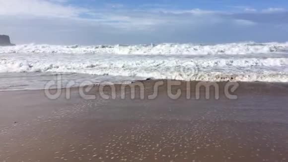 拍摄海景的摄影师逃离海浪视频的预览图