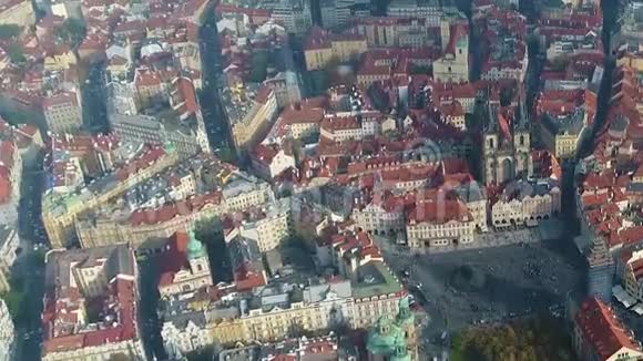 布拉格的全景布拉格的鸟瞰图一座古老的欧洲城市的红色屋顶视频的预览图