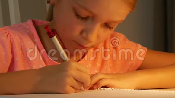 写孩子夜景女孩肖像学习学习学校作业4K视频的预览图