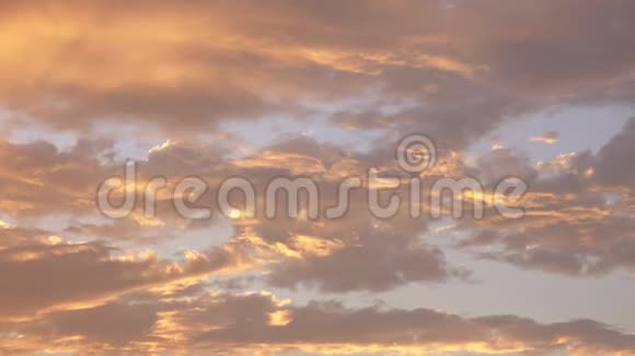 美丽迷人的晚霞天空橙色的金色手持视频的预览图