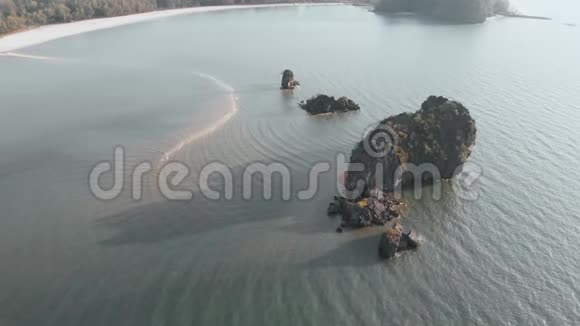 无人驾驶飞机沿着马六甲海峡的坦戎鲁海滩飞行你可以看到海水中的沙吐在水面上视频的预览图
