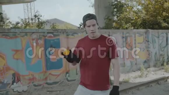 希普斯特在街墙上用油漆摇动气球4K视频的预览图