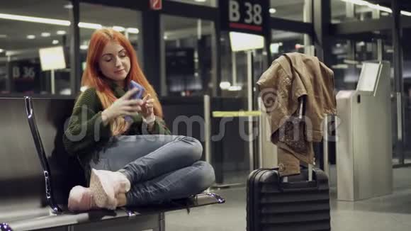 女性在夜间机场等待延迟航班视频的预览图