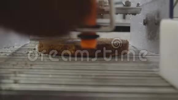 饼干或海绵蛋糕用糖浆浸泡在自动输送机上手工制作糖果甜点面粉视频的预览图