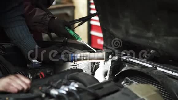机械师在汽车引擎盖下搜索冷却剂泄漏视频的预览图