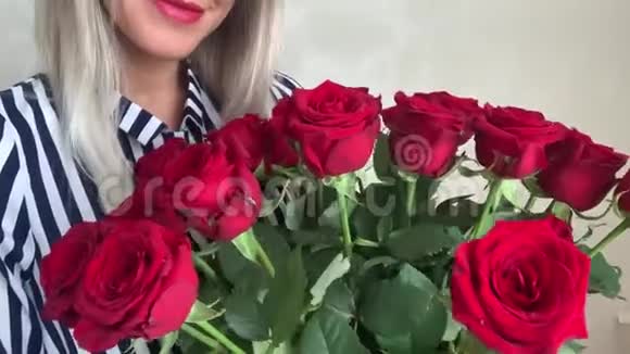带着一束玫瑰的女人视频的预览图