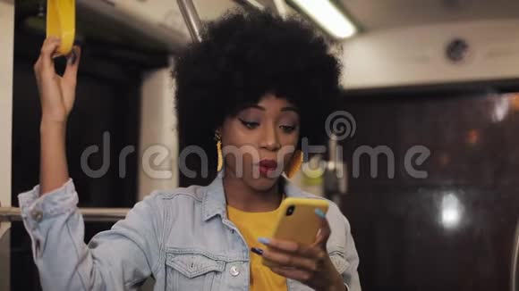 快乐的非洲女商人欢呼庆祝看智能手机年轻的城市职业成功商业女性视频的预览图