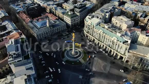 第比利斯圣乔治纪念碑的高角度空中镜头4k视频的预览图