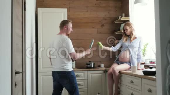 怀孕的妻子在厨房里玩水果和蔬菜健康的生活方式斯堪的纳维亚美食视频的预览图