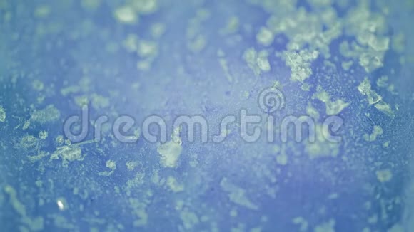 蓝色冰晶纹理融化背景宏观拍摄视频的预览图