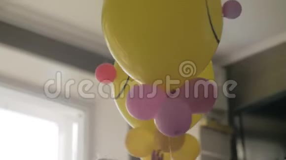 带着气球在婴儿床上嬉戏的女婴视频的预览图