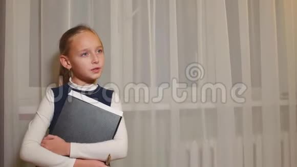 愤怒的女孩假装是女商人拿着文件夹在办公室里争吵视频的预览图