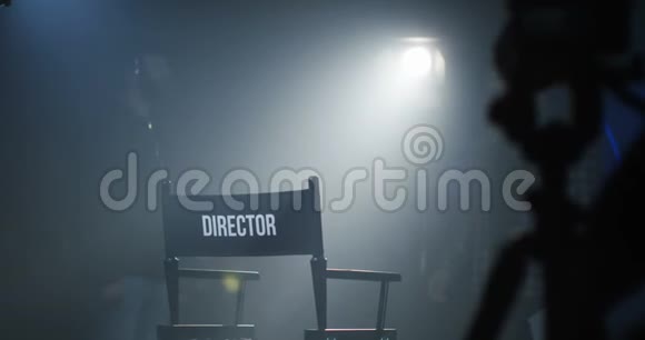 导演坐在椅子上拍电影视频的预览图