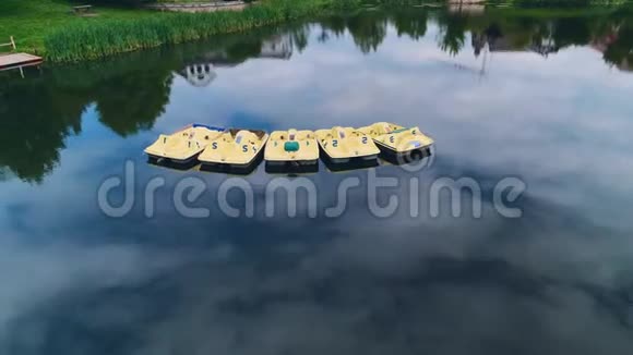 飞越脚踏船上湖水空中全景视频4K视频的预览图