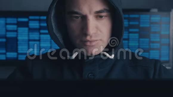 在数据中心的计算机上工作的危险男性黑客网络犯罪概念视频的预览图