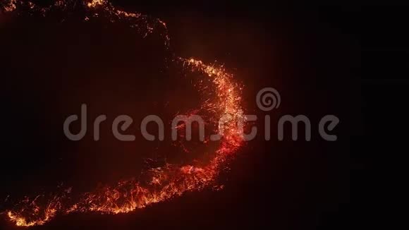 空中观景夜火田野上燃烧着干草4K视频的预览图