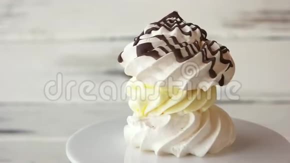 餐盘上精致的法式甜点视频的预览图