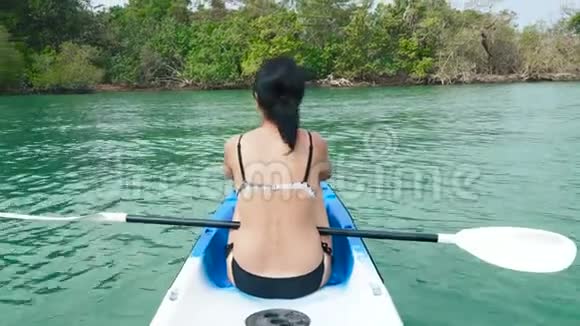 女人在海里皮划艇视频的预览图