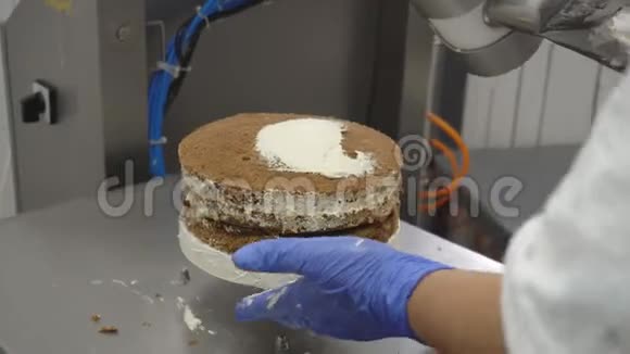糕点厨师使用设备在饼干海绵蛋糕上涂上奶油手工制作糖果甜点糖果视频的预览图