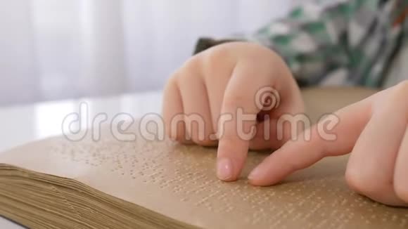 盲童双手阅读盲文书字体为视障人士坐在桌旁视频的预览图