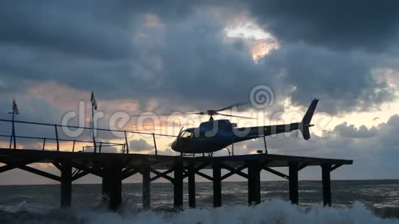 现代直升机站在斯洛文尼亚黑海海岸的沃登码头上视频的预览图