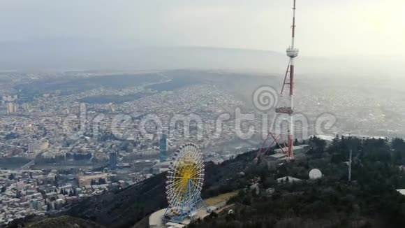 美丽的空中拍摄第比利斯与电视塔和摩天轮在一座山4k视频的预览图