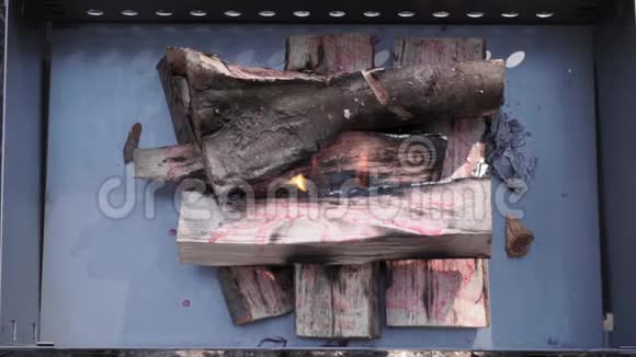 木头在烤架里燃烧火把树笼罩在烤架里火焰火视频的预览图