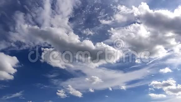 美丽的云彩和蓝天的流逝视频的预览图