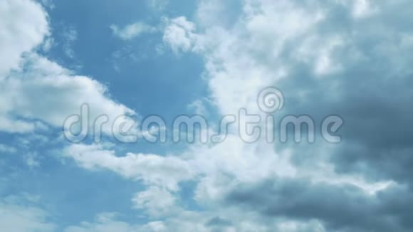 乌云在蓝天上移动视频的预览图