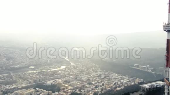 阴天时美丽的第比利斯电视塔后面的空中镜头4k视频的预览图