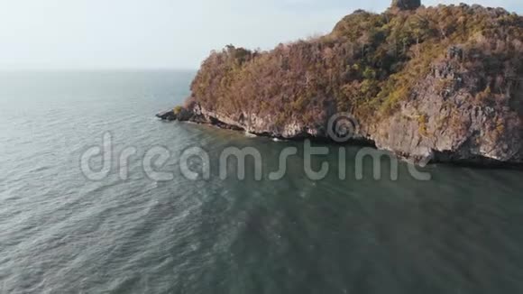 海浪拍打着巨大的岩石平稳地打开了马六甲海峡的视野视频的预览图