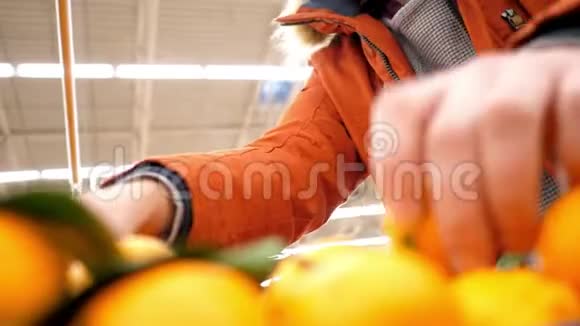 慢动作低角度拍摄年轻人拿橘子视频的预览图