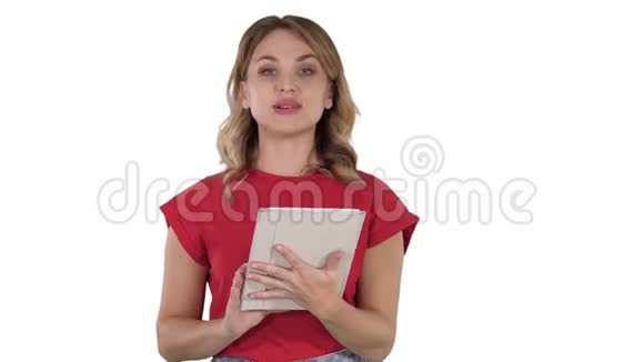 金发女人穿着红色的平板电脑在白色的背景下阅读到相机上视频的预览图