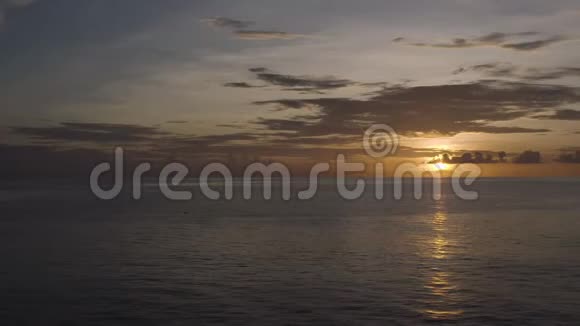 在加勒比海大特克岛上的一次海上日落的空中扫瞄视频的预览图