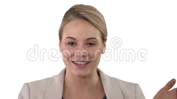 笑容可掬的快乐女人与镜头对话白色背景视频的预览图