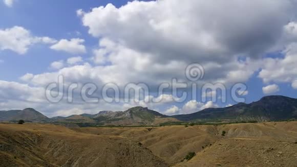 山地景观海草云在蓝天上奔跑视频的预览图