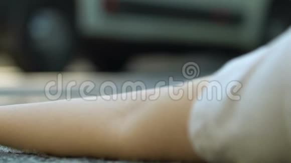 男子为躺在路上的妇女提供急救检查脉搏紧急情况视频的预览图
