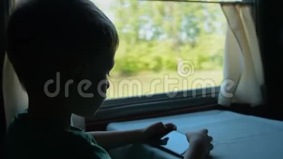 孩子在火车上玩手机游戏视频的预览图