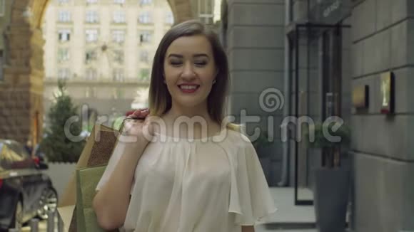 美丽的购物女人微笑的肖像视频的预览图