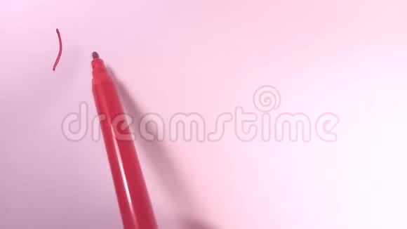 写课文我全心全意地爱你红色毡尖笔在粉红色背景上视频的预览图